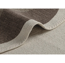 Vizualizare detaliată a unui covor de baie bej și maro