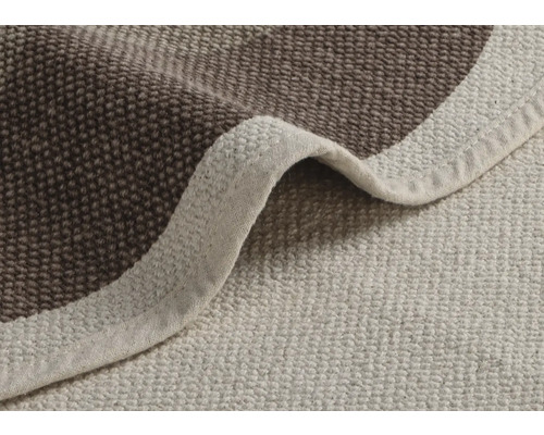 Vizualizare detaliată a unui covor de baie bej și maro