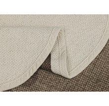 Imagine detaliată a unui covor rotund din fibre naturale