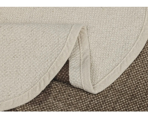 Imagine detaliată a unui covor rotund din fibre naturale