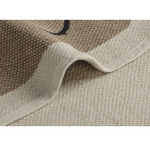 Prim-plan al unui covor țesut cu franjuri