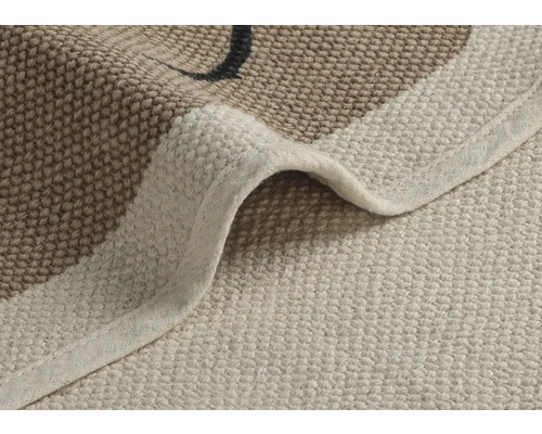 Prim-plan al unui covor țesut cu franjuri