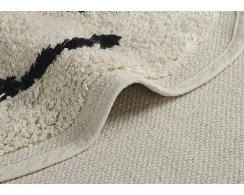 Prim-plan cu un covor cu franjuri și model