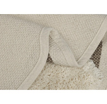 Vizualizare detaliată a unui covor cu franjuri