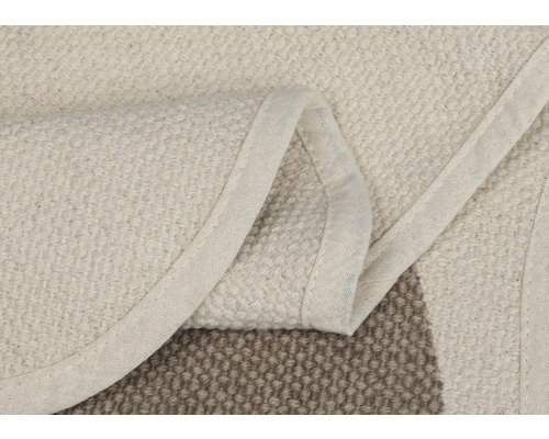 Vizualizare detaliată a unui covor bej cu bordură