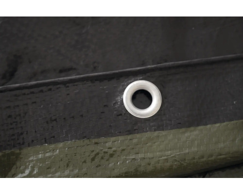 Prim-plan al unei prelate cu ochet