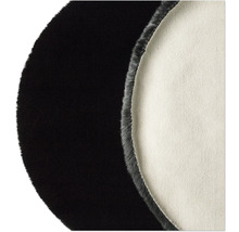 Detaliu al unui covor rotund cu fibre și partea inferioară