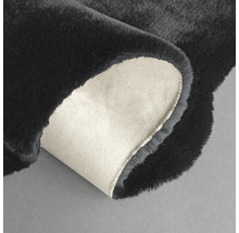 Covor negru cu colțul întors pentru a arăta partea din spate