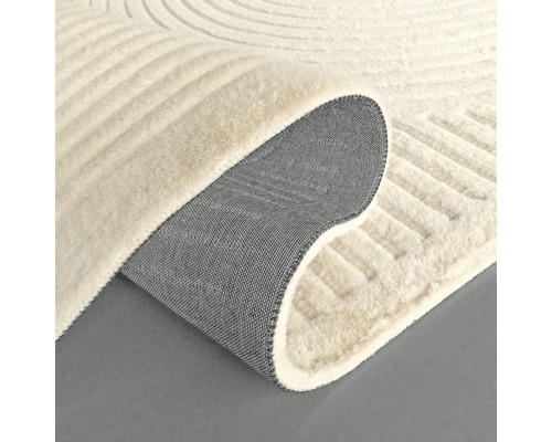 Vizualizare detaliată a unui covor bej cu model modern și spate textil