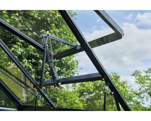 Detalii ale unei ferestre de seră cu deschizător automat de ferestre