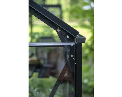 Imagine detaliată a unei sere cu cadru și geamuri