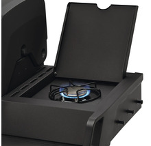 Arzător lateral al unui grătar pe gaz cu capacul deschis și flacără albastră