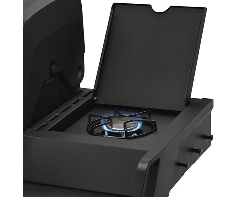 Arzător lateral al unui grătar pe gaz cu capacul deschis și flacără albastră