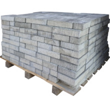 Stivă de pavaje din beton pe palet