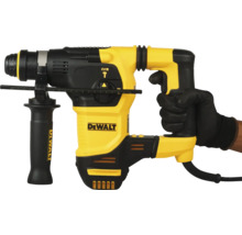 Ciocan rotopercutor DeWalt în funcțiune cu mănușă