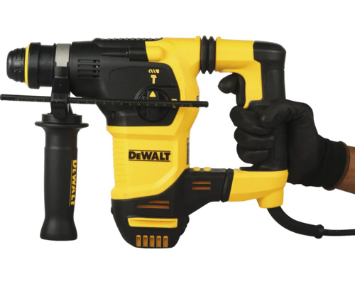 Ciocan rotopercutor DeWalt în funcțiune cu mănușă