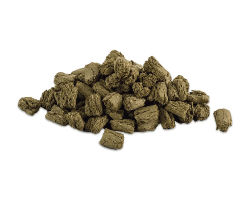 Brichete din fibre de cocos pe un teanc