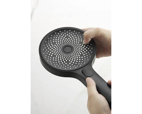 Se reglează un duș de mână cu diferite tipuri de jet