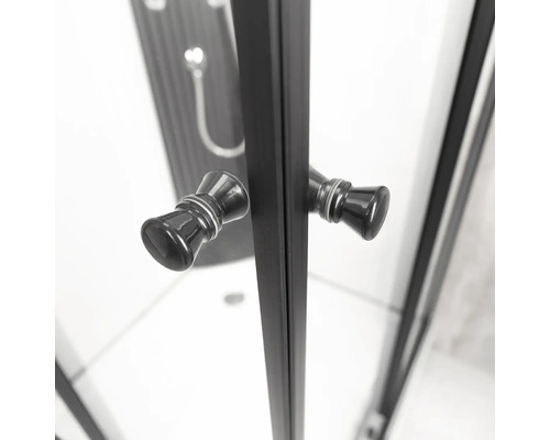 Prim-plan cu un mâner de ușă pentru cabină de duș