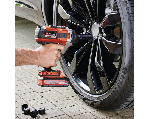 Cheie de impact cu acumulator la schimbarea roții la o mașină