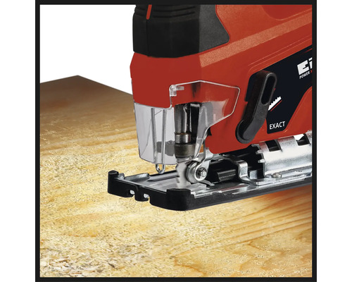 Fierăstrău vertical Einhell tăind lemn