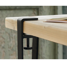 Prim-plan al unui suport de masă cu clemă cu șurub pe un blat de masă.