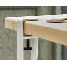 Prim-plan cu o fixare de masă cu clemă cu șurub pe un blat de masă