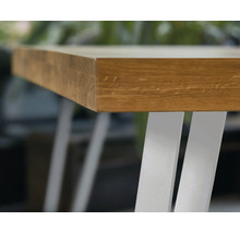 Vizualizare detaliată a unui blat de masă din lemn cu picioare metalice