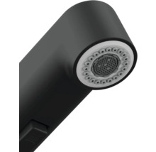 Prim-plan cu capul de duș al bateriei de bucătărie