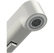 Prim-plan cu capul de pulverizare al robinetului de bucătărie