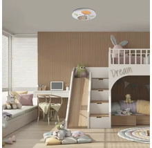 Cameră de copii cu pat supraetajat, birou și plafonieră decorativă