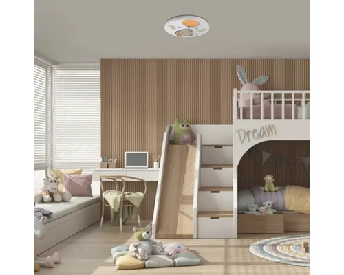 Cameră de copii cu pat supraetajat, birou și plafonieră decorativă