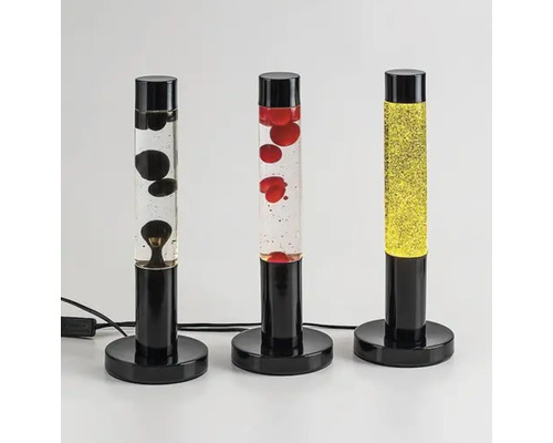 Trei lămpi de lavă cu umpluturi diferite și baze negre.