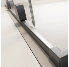 Prim-plan cu profilul unei cabine de duș