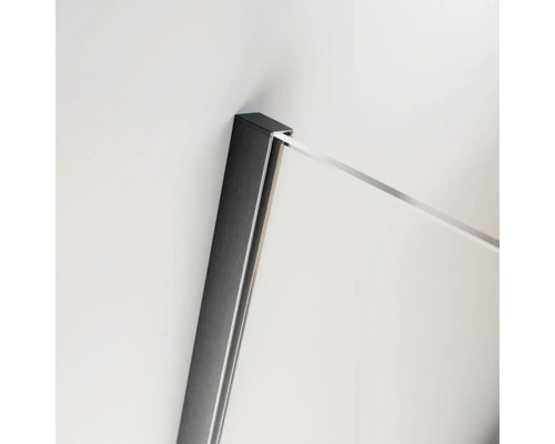 Prim-plan cu cabină de duș cu ramă