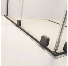 Vizualizare detaliată a unei cabine de duș cu pereți din sticlă transparentă și cadru