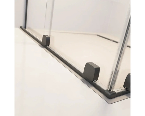 Vizualizare detaliată a unei cabine de duș cu pereți din sticlă transparentă și cadru