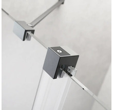 Prim-plan cu o fixare de cabină de duș cu bară de stabilizare