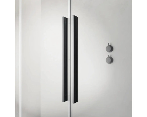 Prim-plan cu o cabină de duș cu mânere și armături