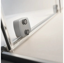 Prim-plan cu feroneria unei uși glisante pentru o cabină de duș.