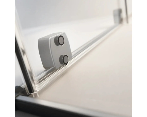 Prim-plan cu feroneria unei uși glisante pentru o cabină de duș.