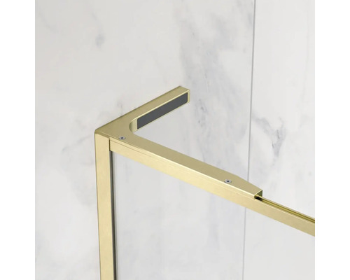 Prim-plan cu rama metalică a cabinei de duș