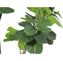 Prim-plan cu o plantă artificială cu frunze verzi pe o tulpină maro.