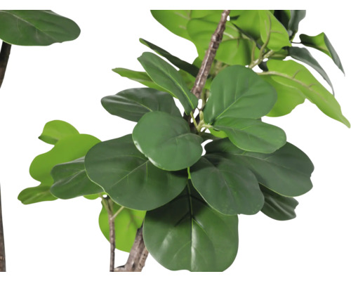 Prim-plan cu o plantă artificială cu frunze verzi pe o tulpină maro.