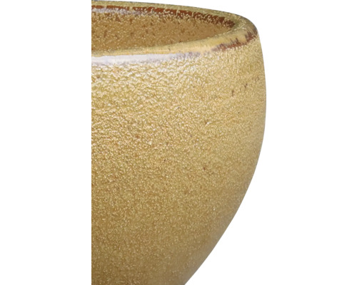 Prim-plan al unui vas ceramic cu o textură aspră