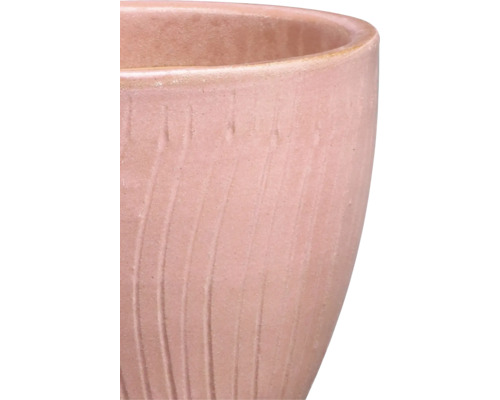 Prim-plan al unui vas de flori ceramic cu suprafață canelată