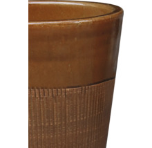 Prim-plan al unui ghiveci de flori ceramic cu textură striată