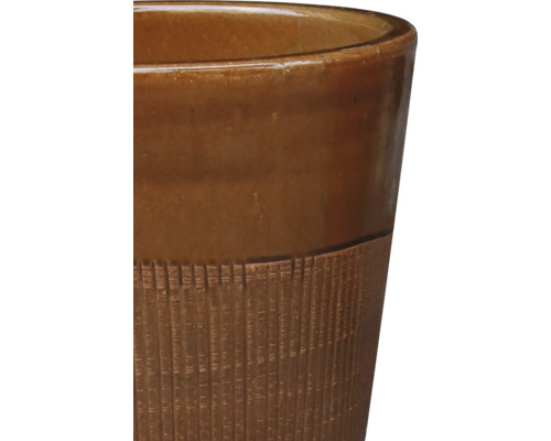 Prim-plan al unui ghiveci de flori ceramic cu textură striată