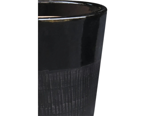 Prim-plan al unui ghiveci negru cu textură canelată.