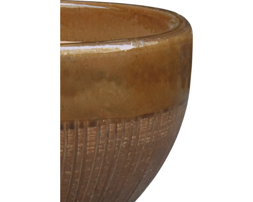 Prim-plan al unui bol ceramic cu textură canelată